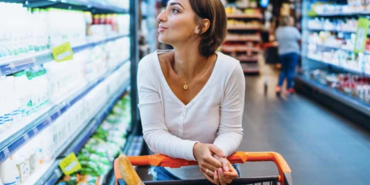 Mulher deve ficar em alerta no supermercado (Foto: Reprodução / Freepik)