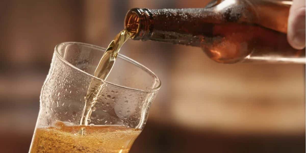 Pessoa servindo cerveja (Foto: Reprodução / Internet)