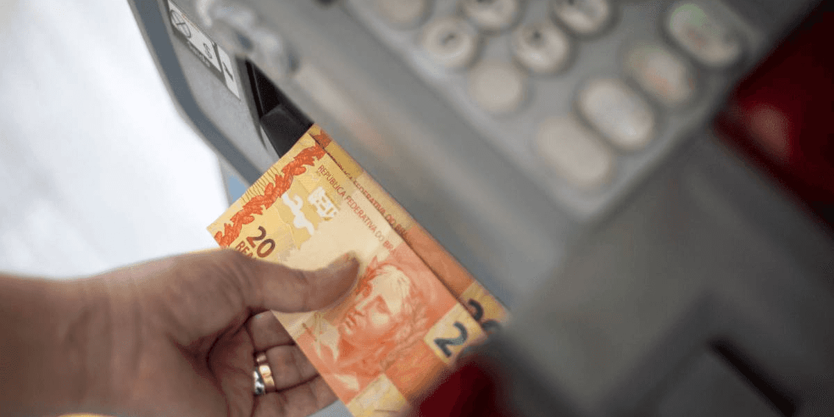 Acaba de chegar a notícia que todos esperavam: Bancos liberam 14º salário e brasileiros fazem grande festa (Reprodução/Internet)
