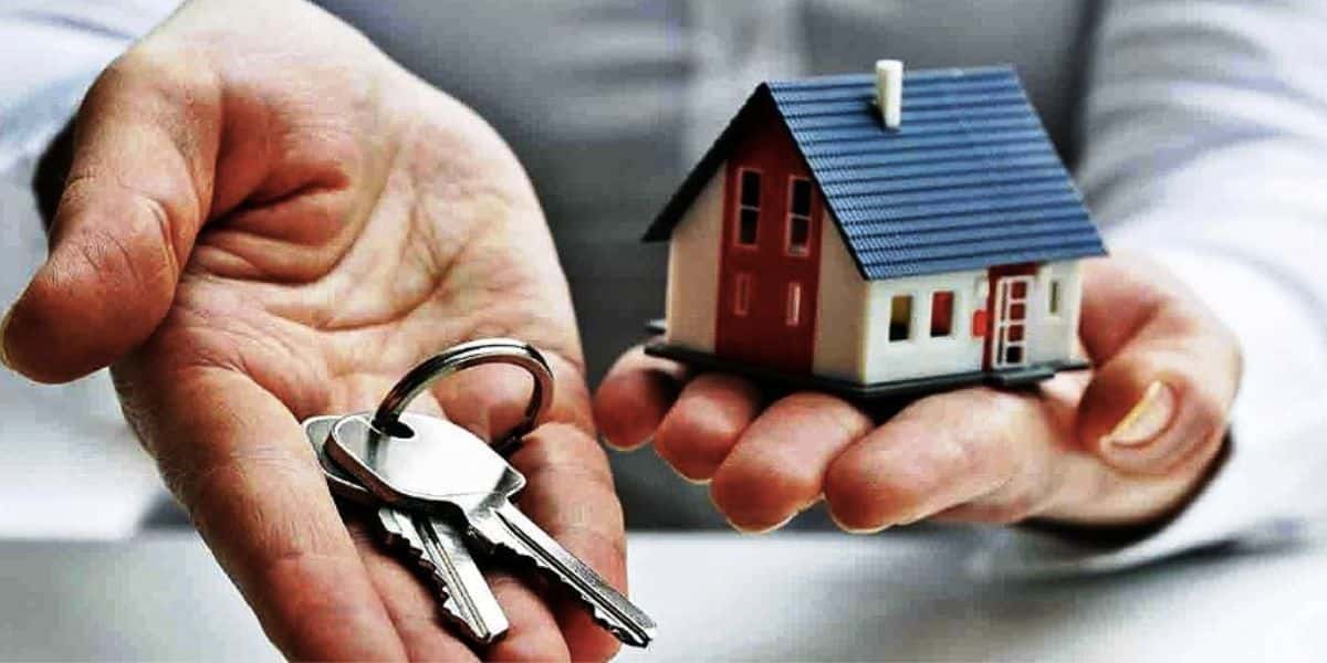 Homem segurando maquete de casa e chaves (Foto: Reprodução / Internet)