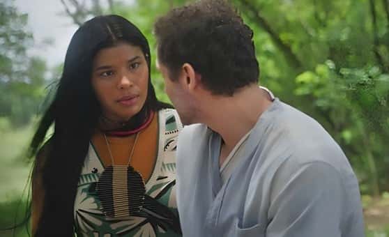 Iraê (Suyane Moreira) e Vinícius (Paulo Rocha) em Terra e Paixão (Foto: Reprodução / Globo)