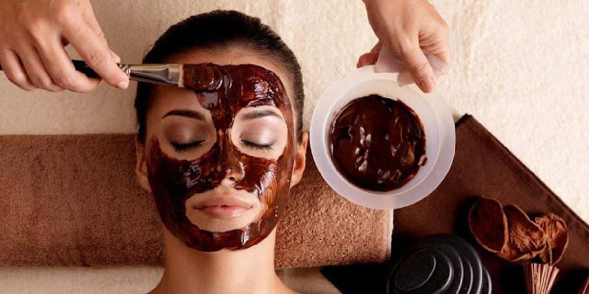 O peeling com café ajuda a remover as manchas (Reprodução: Internet)