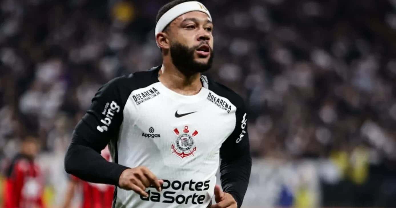 Depay com a camisa do Corinthians (Foto: Fabio Giannelli/AGIF)