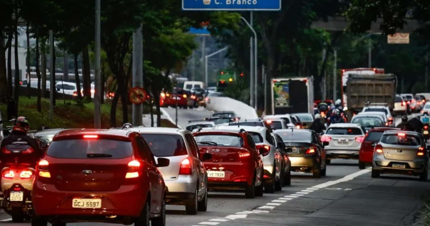 “Obrigatório”: Lei de trânsito traz alerta das setas nos carros de MG (Foto: Aloisio Mauricio/Fotoarena/Agência O Globo)