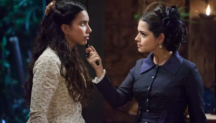 Isabel (Thais Fersoza) ameaça Juliana (Gabriela Moreyra) com faca em "Escrava Mãe" (Foto: Edu Moraes/Record)