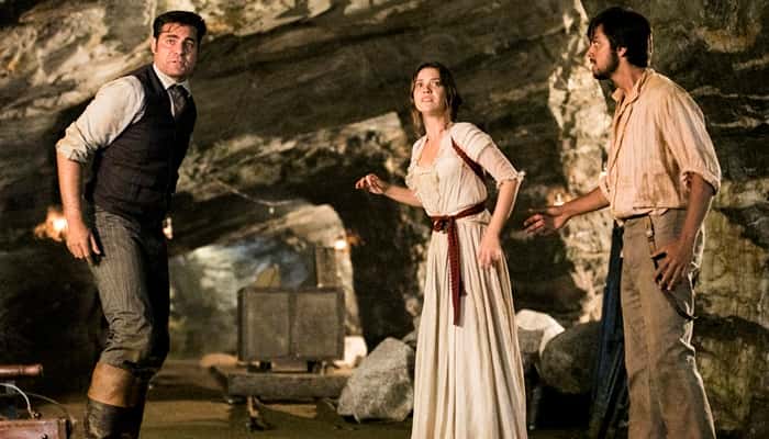 Darcy (Thiago Lacerda), Elisabeta (Nathalia Dill) e Ernesto (Rodrigo Simas) em cena de Orgulho e Paixão (Foto: Globo/João Miguel Júnior)
