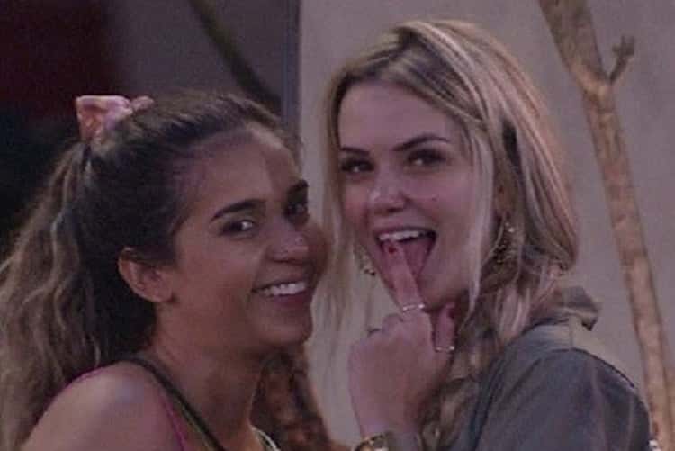 Gizelly e Marcela são duramente criticadas nas redes sociais após conversa no quarto do líder (Foto: Reprodução)