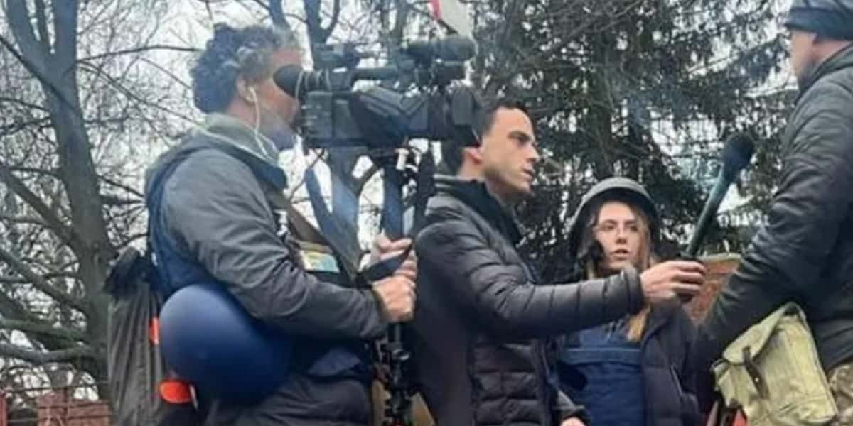 Cinegrafista Pierre Zakrzewski, e a jornalista ucraniana Oleksandra "Sasha" Kuvshynova e correspondente da Fox News, Trey Yingst, na Ucrânia (Foto: Reprodução/Fox News)