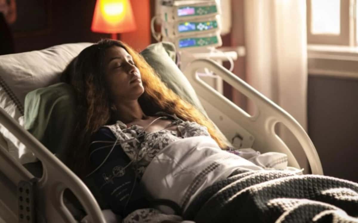Cara e Coragem - Em coma, Clarice (Taís Araújo) dá o primeiro sinal de que está viva e choca com reação: "Estou aqui" (Foto: Reprodução / Globo)