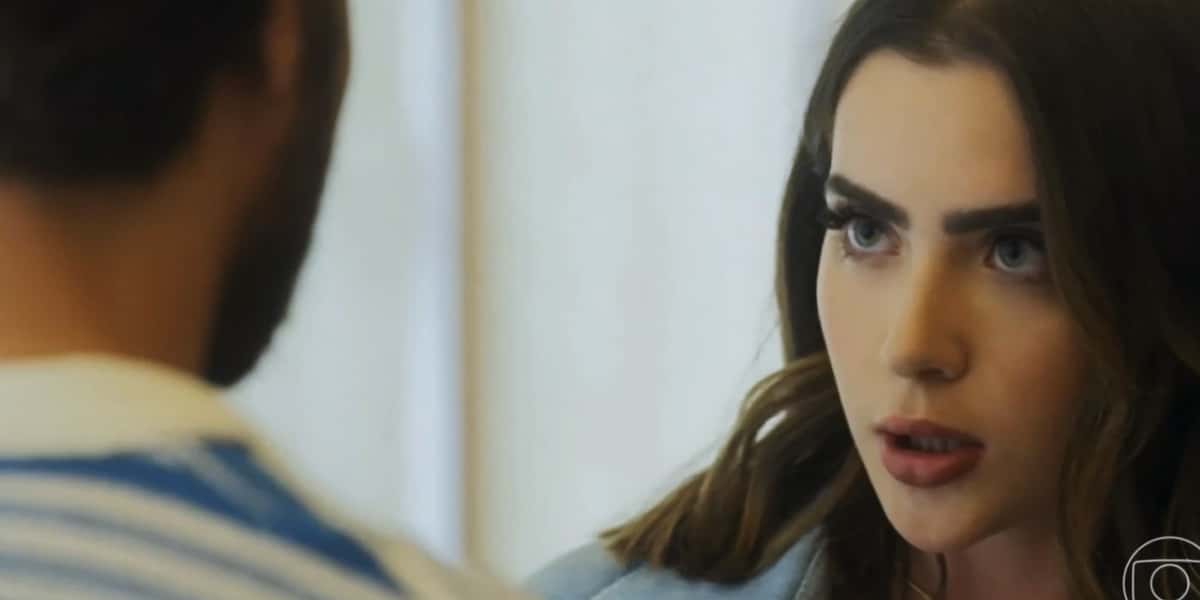 Chiara descobre "segredo" de Ari em Travessia (Foto: Reprodução/Globo)