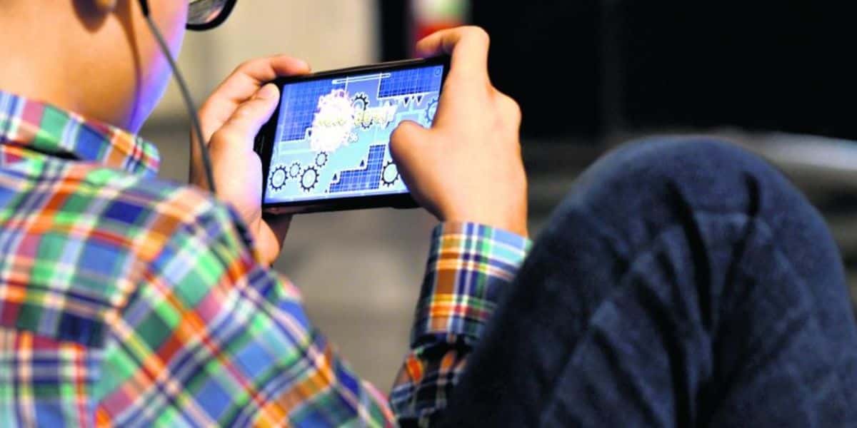 Criança usando celular para jogar - Foto Reprodução Internet