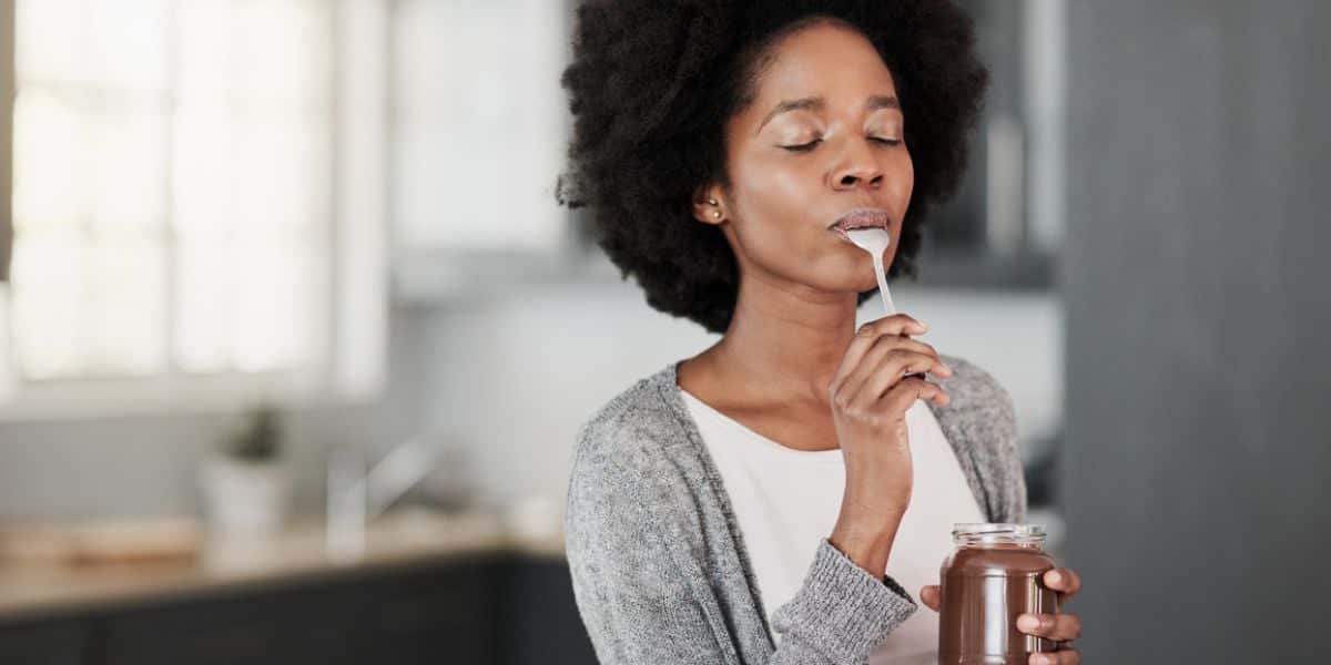 Mulher comendo doce de leite (Foto: Reprodução / Internet)