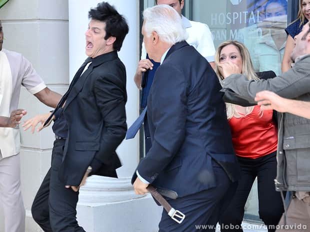 Mesmo depois de grande Félix dá uma surra no filho! 