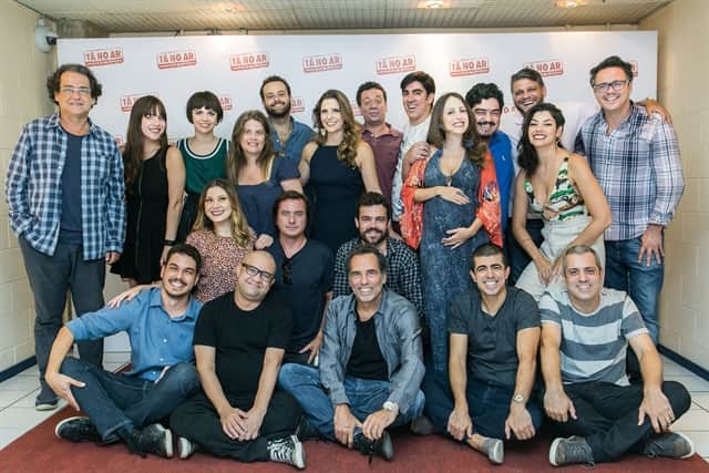 Equipe de direção, elenco e redatores do 'Tá no Ar' (Foto: Globo/Raquel Cunha) Equipe de direção, elenco e redatores do 'Tá no Ar' (Foto: Globo/Raquel Cunha)