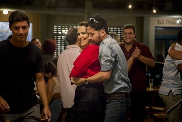 Getúlio (Arlindo Lopes) e Isadora (Ana Beatriz Nogueira) dançando (Foto: Globo/Marília Cabral) Getúlio (Arlindo Lopes) e Isadora (Ana Beatriz Nogueira) dançando (Foto: Globo/Marília Cabral)
