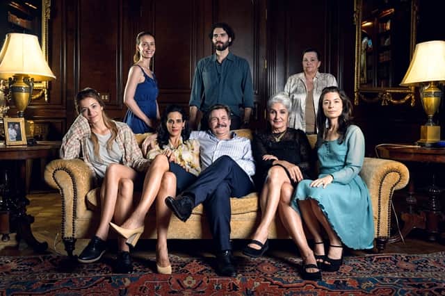 Roger (Antonio Calloni) e sua família (Foto: Globo/Ramón Vasconcelos) Roger (Antonio Calloni) e sua família (Foto: Globo/Ramón Vasconcelos)