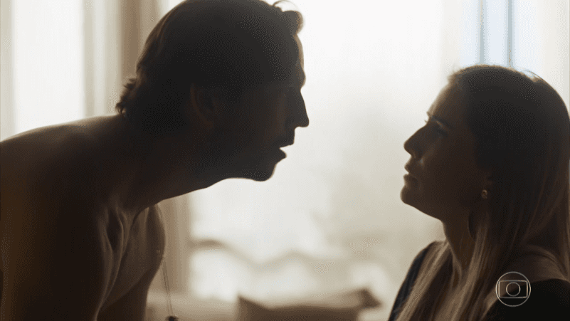 Remy (Vladimir Brichta) e Karola (Deborah Secco) em cena de Segundo Sol (Foto: Reprodução/Globo) Remy (Vladimir Brichta) e Karola (Deborah Secco) em cena de Segundo Sol (Foto: Reprodução/Globo)