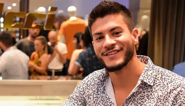 Arthur Aguiar assinou novo contrato com a Globo. (Foto: Divulgação)