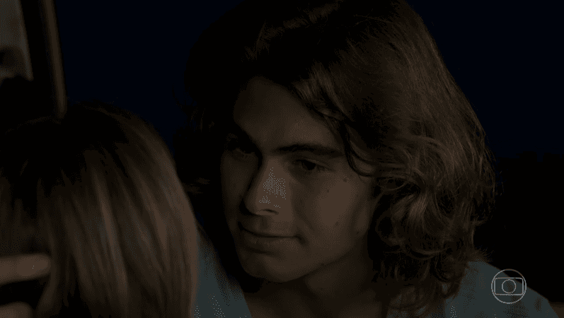 João (Rafael Vitti) e Manu (Isabelle Drummond) em Verão 90 (Foto: Reprodução/Globo) João (Rafael Vitti) e Manu (Isabelle Drummond) em Verão 90 (Foto: Reprodução/Globo)
