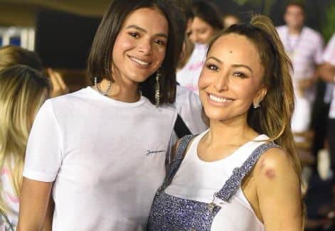 Bruna Marquezine causou aoa aparecer com Sabrina Sato sem sutiã (Foto: Reprodução) Bruna Marquezine causou aoa aparecer com Sabrina Sato sem sutiã (Foto: Reprodução)