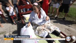 Susana Naspolini surgiu ao vivo em cama, na rua, apenas de pijama e pantufa - Foto: Reprodução/TV Globo Susana Naspolini surgiu ao vivo em cama, na rua, apenas de pijama e pantufa - Foto: Reprodução/TV Globo