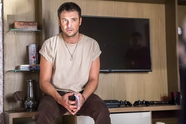 Chiclete (Sergio Guizé) em A Dona do Pedaço; matador será contratado para assassinar Vivi (Paolla Oliveira) (Foto: Globo/João Miguel Júnior) Chiclete (Sergio Guizé) em A Dona do Pedaço; matador será contratado para assassinar Vivi (Paolla Oliveira) (Foto: Globo/João Miguel Júnior)