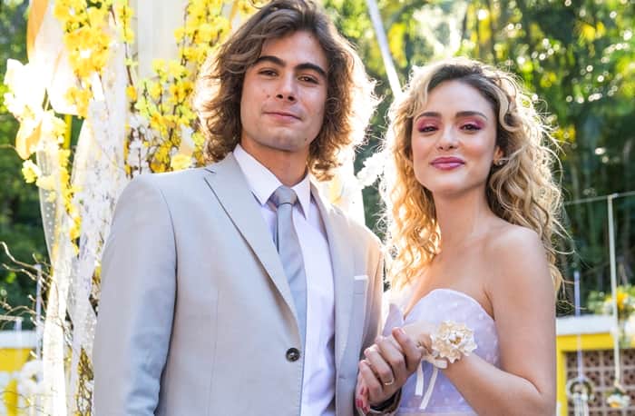 João (Rafael Vitti) e Manu (Isabelle Drummond) no casamento no último capítulo de Verão 90 (Foto: Globo/João Miguel Júnior) João (Rafael Vitti) e Manu (Isabelle Drummond) no casamento no último capítulo de Verão 90 (Foto: Globo/João Miguel Júnior)