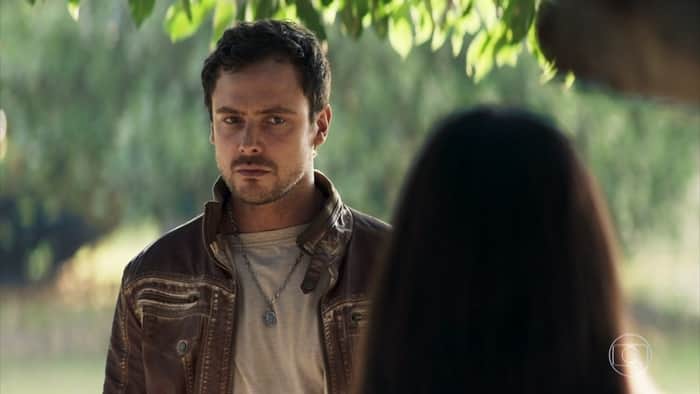Chiclete (Sergio Guizé) vai ficar arrasado após flagrar Vivi (Paolla Oliveira) com outro em A Dona do Pedaço (Foto: Reprodução/Globo) Chiclete (Sergio Guizé) vai ficar arrasado após flagrar Vivi (Paolla Oliveira) com outro em A Dona do Pedaço (Foto: Reprodução/Globo)