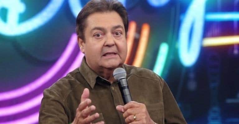 Faustão reclamou do frio que tem sentindo nos estúdios Globo e desmascarou o diretor da emissora (Foto: Reprodução) Faustão reclamou do frio que tem sentindo nos estúdios Globo e desmascarou o diretor da emissora (Foto: Reprodução)