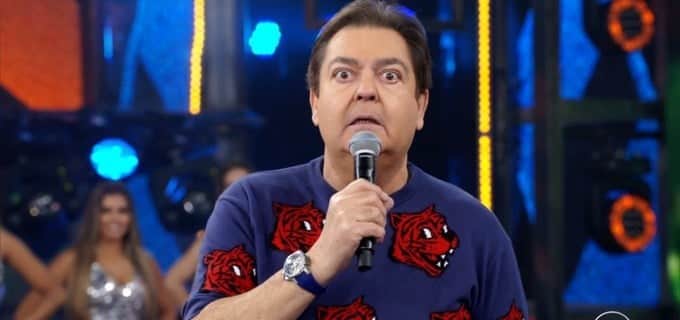Faustão criticou camisa dada pelo filho João Guilherme em seu programa na Globo (Foto: Reprodução) Faustão criticou camisa dada pelo filho João Guilherme em seu programa na Globo (Foto: Reprodução)