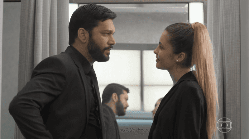 Diogo (Armando Babaioff) será flagrado em traição com Jennifer (Nathalia Altenbernd) em Bom Sucesso (Foto: Reprodução/Globo) Diogo (Armando Babaioff) será flagrado em traição com Jennifer (Nathalia Altenbernd) em Bom Sucesso (Foto: Reprodução/Globo)