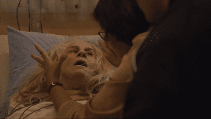 Kátia (Vera Holtz) é pressionada por Lurdes (Regina Casé) em Amor de Mãe (Foto: Reprodução/Globo) Kátia (Vera Holtz) é pressionada por Lurdes (Regina Casé) em Amor de Mãe (Foto: Reprodução/Globo)