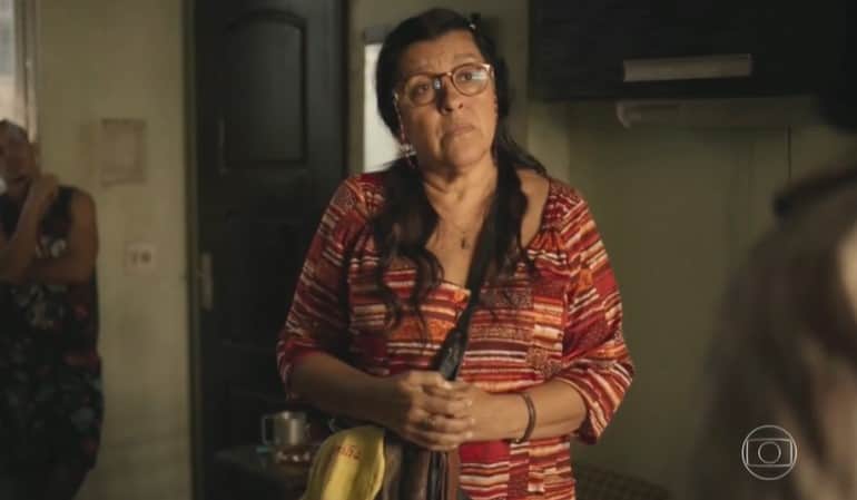 Regina Casé (Lurdes) em cena de Amor de Mãe; matriarca descobre segredo de Sandro (Foto: Reprodução/Globo)