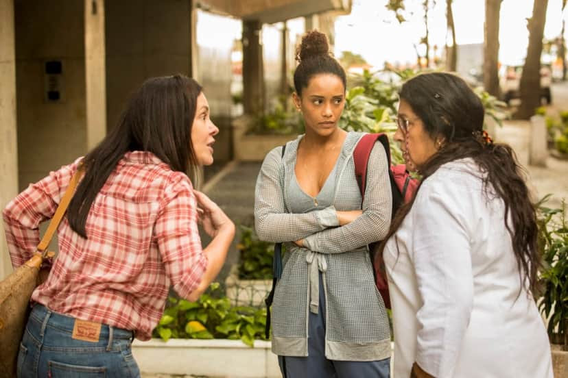 Thelma (Adriana Esteves) soltará os cachorros para cima de Vitória (Tais Araujo) em cena de Amor de Mãe Thelma (Adriana Esteves) soltará os cachorros para cima de Vitória (Tais Araujo) em cena de Amor de Mãe