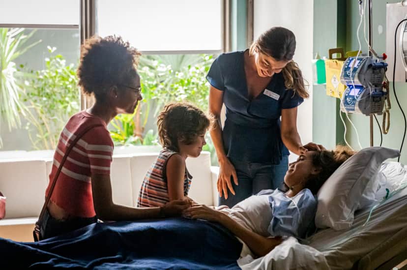 Gabriela ( Giovanna Coimbra ), Paloma ( Grazi Massafera ), Alice ( Bruna Inocêncio ) e Peter ( João Bravo ). (Foto: Reprodução / Globo) Gabriela ( Giovanna Coimbra ), Paloma ( Grazi Massafera ), Alice ( Bruna Inocêncio ) e Peter ( João Bravo ). (Foto: Reprodução / Globo)