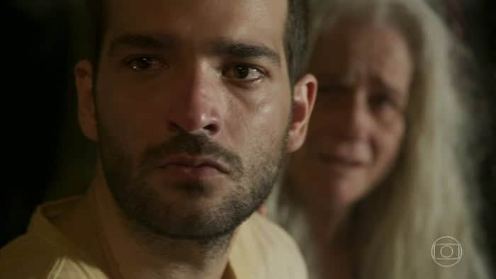 Sandro (Humberto Carrão) não é Domênico, filho de Lurdes (Regina Casé) em Amor de Mãe, novela das nove da Globo (Foto: Reprodução/Globo) Sandro (Humberto Carrão) não é Domênico, filho de Lurdes (Regina Casé) em Amor de Mãe, novela das nove da Globo (Foto: Reprodução/Globo)