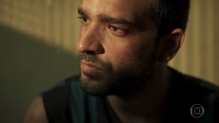 Sandro (Humberto Carrão) vai desgraçar a vida de Lurdes (Regina Casé) (Foto: Reprodução/Globo) Sandro (Humberto Carrão) vai desgraçar a vida de Lurdes (Regina Casé) (Foto: Reprodução/Globo)