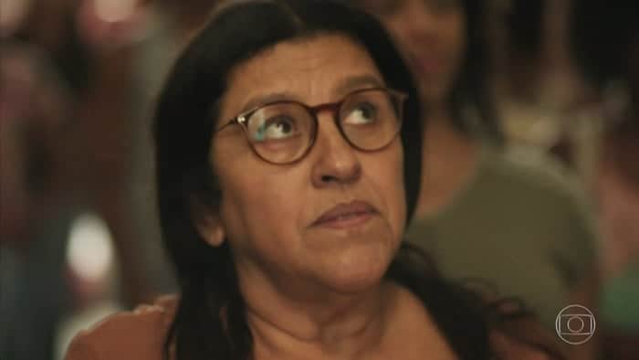 Lurdes (Regina Casé) em Amor de Mãe (Foto: Reprodução/Globo) Lurdes (Regina Casé) em Amor de Mãe (Foto: Reprodução/Globo)