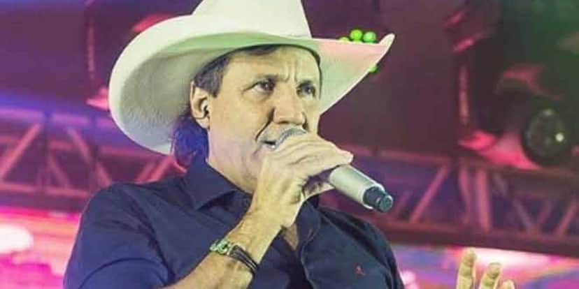 Morreu aos 59 anos o cantor sertanejo Juliano Cezar, o qual sofreu uma parada cardíaca em pleno show e fãs se assustaram após o mesmo cair em cima do palco do nada (Foto: Reprodução) Morreu aos 59 anos o cantor sertanejo Juliano Cezar, o qual sofreu uma parada cardíaca em pleno show e fãs se assustaram após o mesmo cair em cima do palco do nada (Foto: Reprodução)