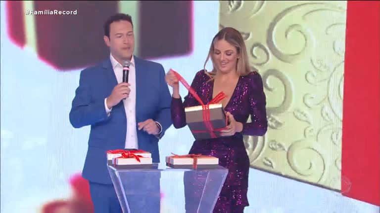 A apresentadora Ticiane Pinheiro ganhou um biquíni de presente de Eduardo Ribeiro (Foto: Reprodução / Record)
