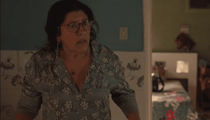 Regina Casé (Lurdes) em cena de Amor de Mãe na Globo (Foto: Reprodução) Regina Casé (Lurdes) em cena de Amor de Mãe na Globo (Foto: Reprodução)