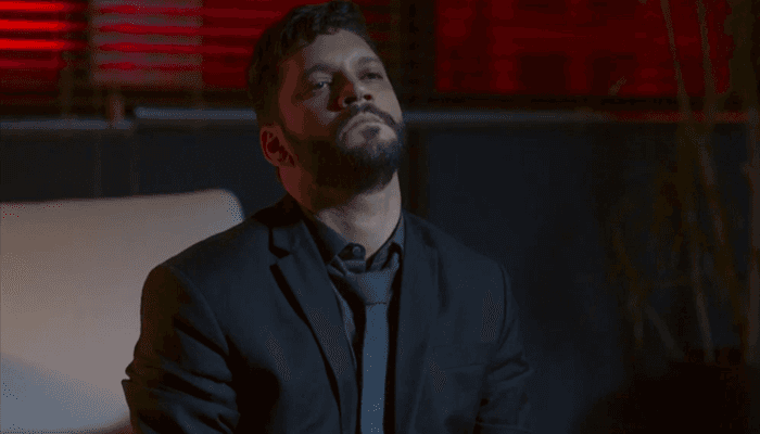 Diogo (Armando Babaioff) vai matar Jeniffer (Nathalia Altenbernd) em Bom Sucesso (Foto: Reprodução/Globo) Diogo (Armando Babaioff) vai matar Jeniffer (Nathalia Altenbernd) em Bom Sucesso (Foto: Reprodução/Globo)