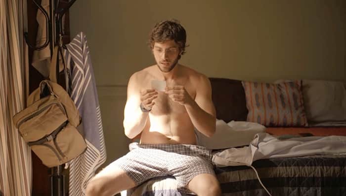 Danilo (Chay Suede) se surpreenderá com foto do passado (Foto: Divulgação/Globo) Danilo (Chay Suede) se surpreenderá com foto do passado (Foto: Divulgação/Globo)