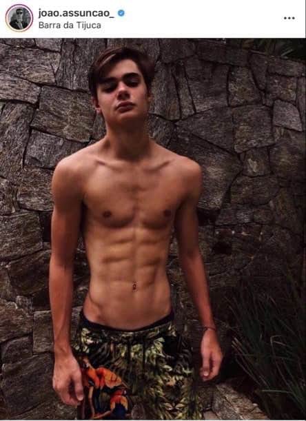 João Assunção, filho de Fábio Assunção, posta foto sem camisa (Foto: Reprodução) João Assunção, filho de Fábio Assunção, posta foto sem camisa (Foto: Reprodução)