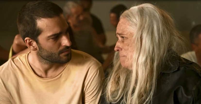 Sandro fica emocionado de reencontrar com Katia em Amor de Mãe, ele fica fragilizado ao ver que ela está muito doente 