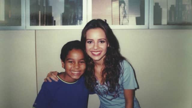 Neto Alves ao lado de Sandy na novela Estrela Guia, atualmente na Globoplay (Foto: Reprodução) Neto Alves ao lado de Sandy na novela Estrela Guia, atualmente na Globoplay (Foto: Reprodução)