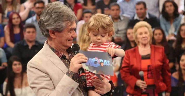 Serginho Groismann segurando o filho no colo (Foto: Reprodução) Serginho Groismann segurando o filho no colo (Foto: Reprodução)