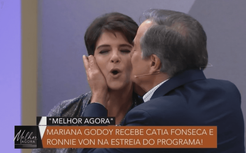 Mariana Godoy leva beijo de Ronnie Von (Foto: Reprodução) Mariana Godoy leva beijo de Ronnie Von (Foto: Reprodução)