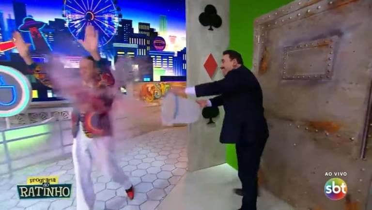 Ratinho joga balde de água em Marquito durante sua volta no programa ao vivo do SBT (Reprodução: TV) Ratinho joga balde de água em Marquito durante sua volta no programa ao vivo do SBT (Reprodução: TV)