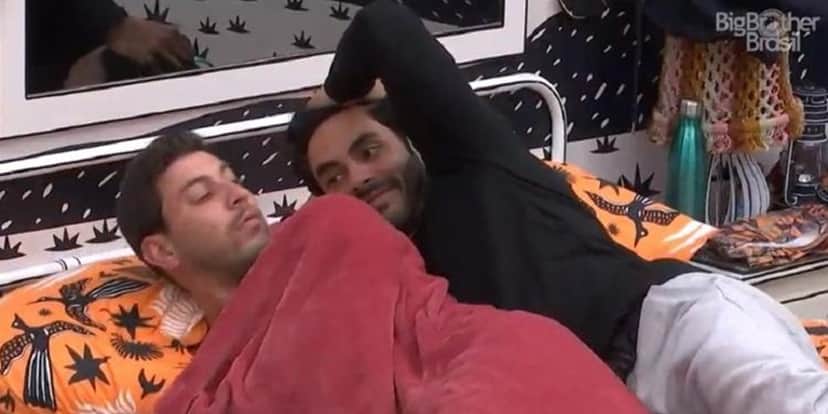 Rodolffo tentando fazer conchinha em Caio no BBB21 (Foto: Reprodução) Rodolffo tentando fazer conchinha em Caio no BBB21 (Foto: Reprodução)